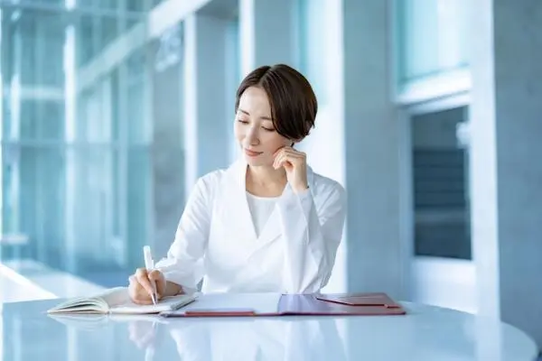 スーツを着た女性