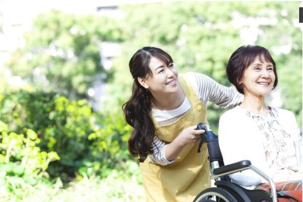 車椅子を押す介護士