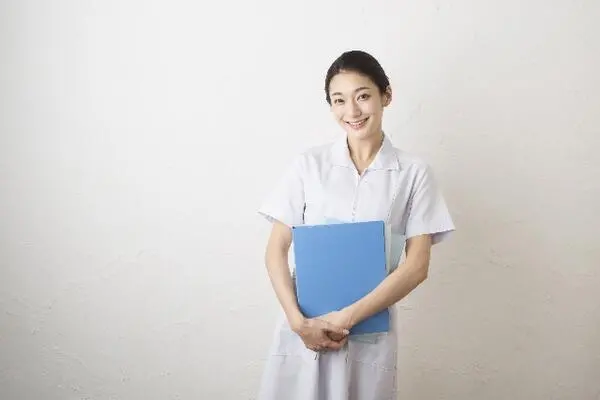 笑顔の女性看護師