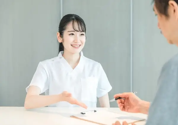 受付の女性