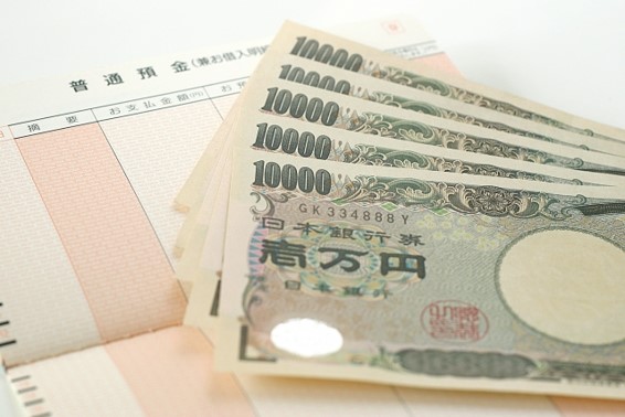 通帳と1万円札