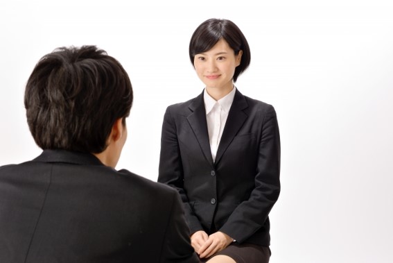 面接を行っている女性求職者