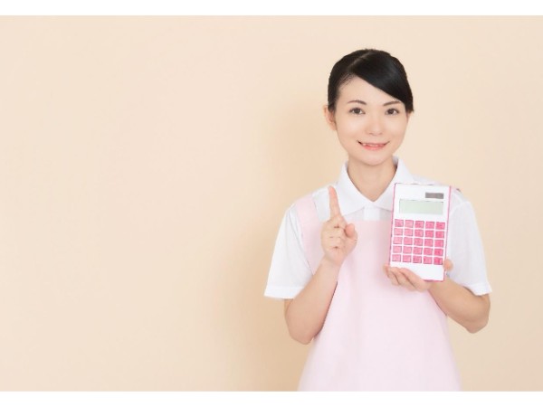 電卓を手にする女性看護師