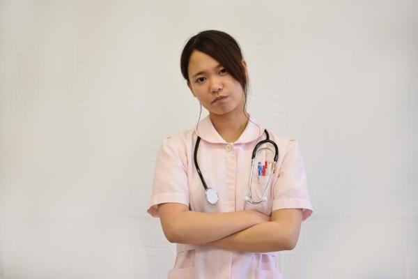 腕組みをしている女性看護師