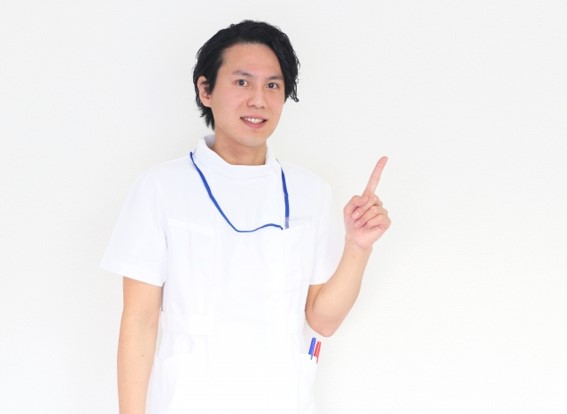 笑顔の男性看護師