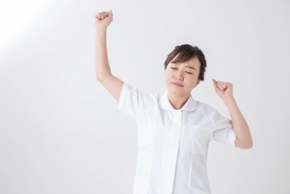 伸びをする女性看護師