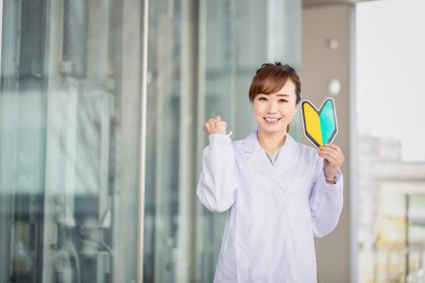 初心者マークを手にする女性介護士