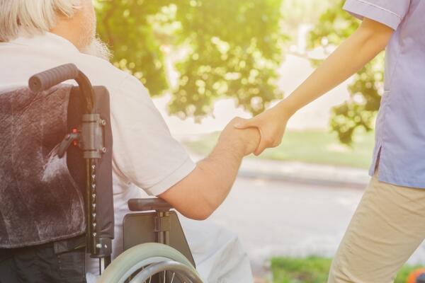 利用者の手を引く介護士
