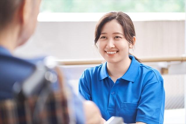 笑顔の女性介護士