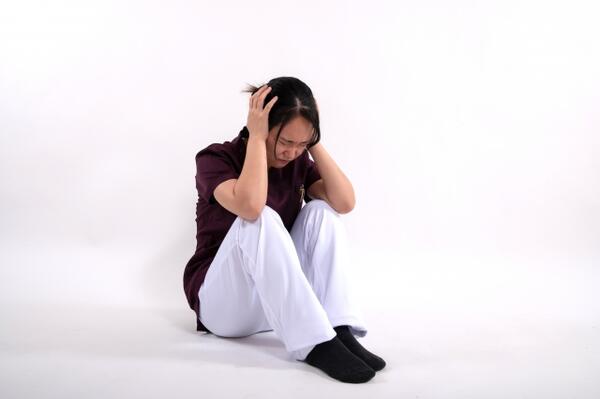 頭を抱える女性看護師