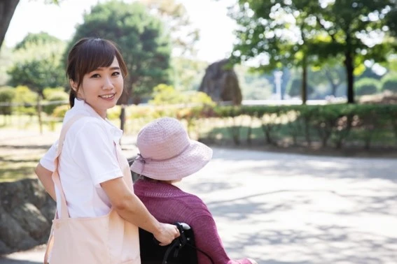 車椅子を押す女性介護士