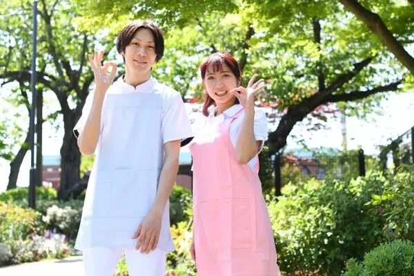 笑顔の女性ヘルパーと男性ヘルパー