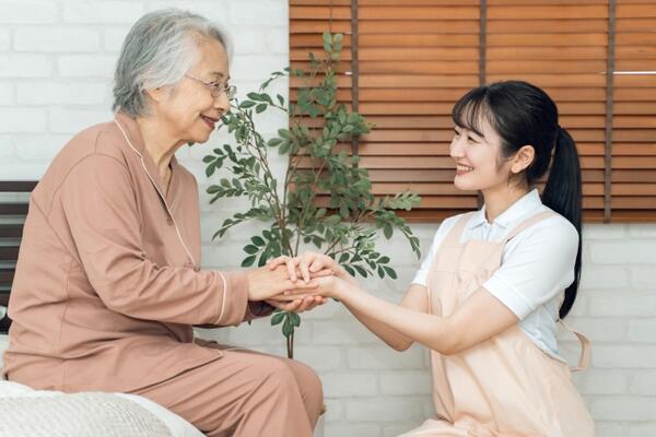 高齢者と接する女性