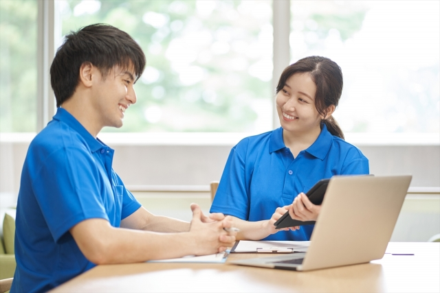 介護プランについて話す2名の介護士