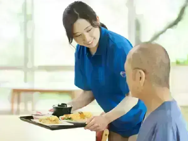 利用者に食事を提供する女性介護士