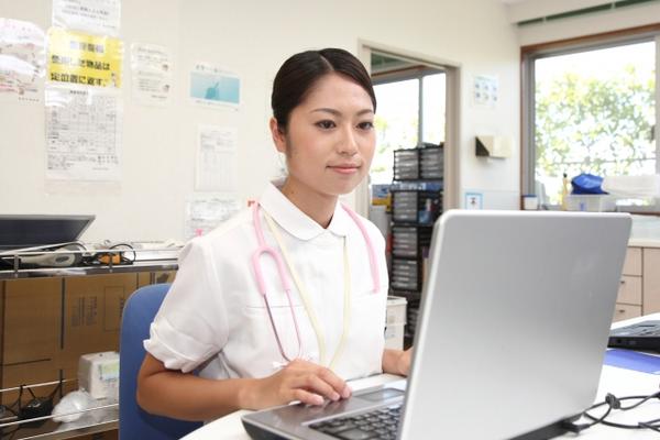 パソコンを操作する女性看護師