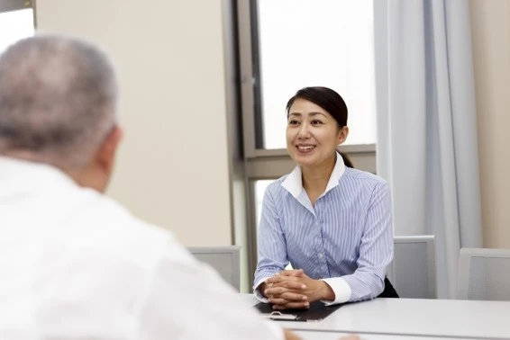 笑顔で会話する女性