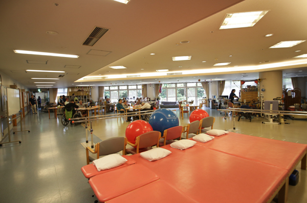 介護老人保健施設 蓮根ひまわり苑（常勤）の介護職求人サブ写真1