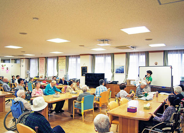 横浜市城郷小机地域ケアプラザ デイサービス パートケアワーカーの介護職求人メイン写真4