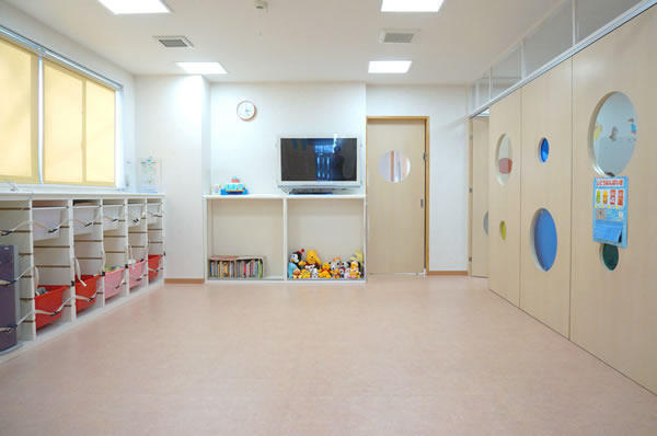 新横浜母と子の病院付属 フォーリーブス保育室（常勤）の保育士求人メイン写真3