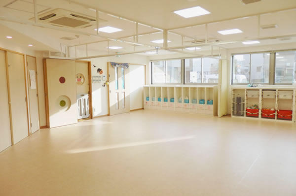 新横浜母と子の病院付属 フォーリーブス保育室（常勤）の保育士求人メイン写真2