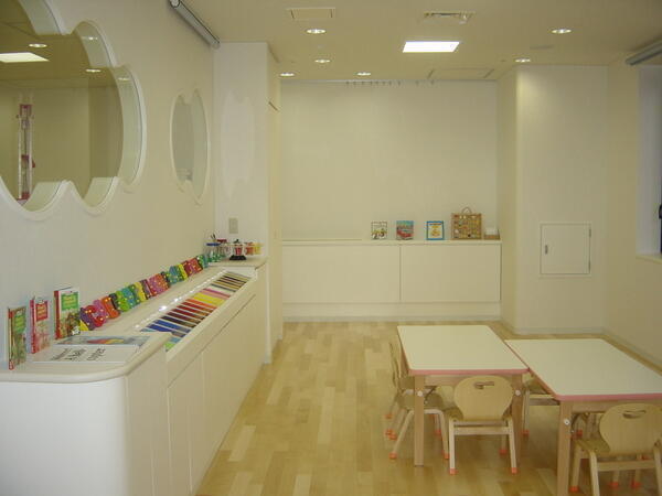 NAA保育ルームたんぽぽ（成田空港 事業所内/常勤）の保育士求人の写真