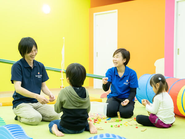 グローバルキッズメソッド若松原店（児童指導員/常勤）の社会福祉士求人メイン写真1