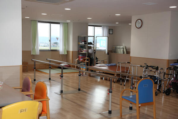 介護老人保健施設 フローラさいせい（日勤常勤）の介護職求人メイン写真3