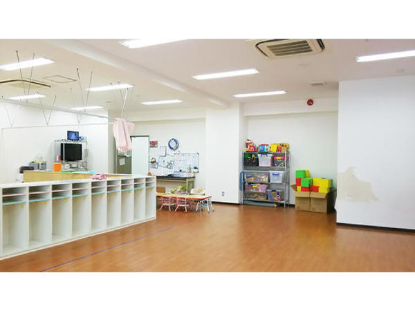 新東京病院院内保育室（遅番パート）の保育士求人メイン写真4