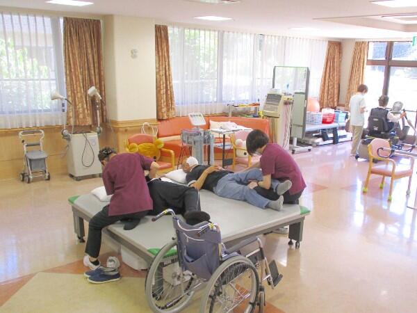 介護老人保健施設 ケアガーデンさがみ湖（夜勤専従パート）の介護職求人メイン写真4