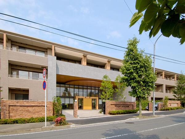 住宅型有料老人ホーム グランクレールあざみ野（ナイトフロント/契約社員）の一般事務求人の写真