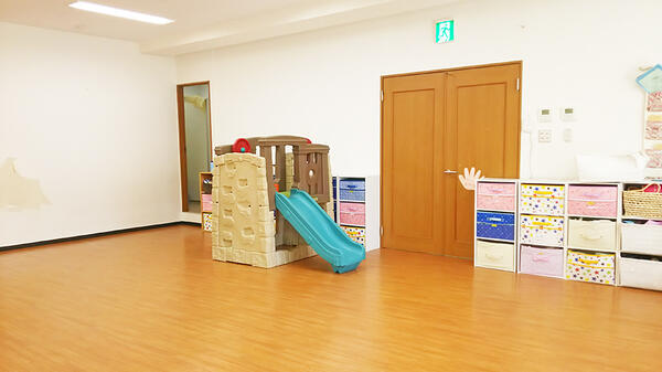 新東京病院院内保育室（遅番パート）の保育士求人メイン写真1