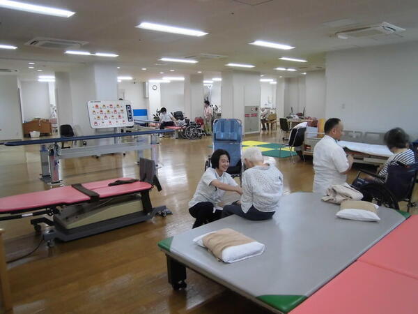  介護老人保健施設 逢々館かたの（常勤）の介護職求人メイン写真2