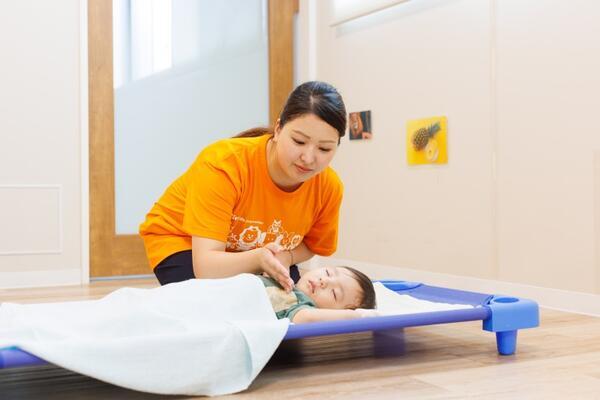 いちごナーサリー（夜勤パート）の保育士求人メイン写真2