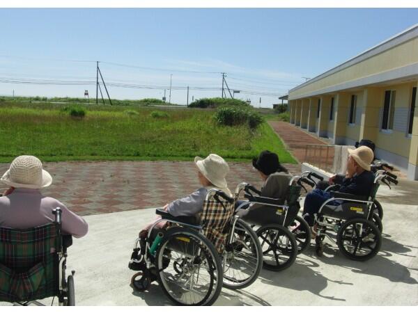 特別養護老人ホームやまと苑（臨時職員/常勤）の介護福祉士求人メイン写真2