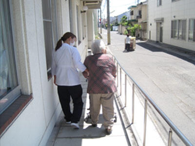 医療法人明芳会 老人保健施設やすらぎ（通所リハ/常勤）の介護職求人メイン写真2