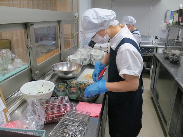 箱根町エリアの福祉施設（厨房/盛付・洗浄スタッフ/パート）の調理補助求人メイン写真1