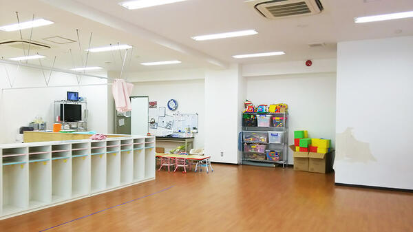 新東京病院保育室（休日パート）の保育士求人メイン写真1