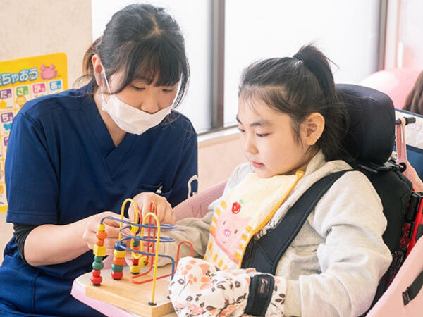 通所運動療育 アットスクール調布（児童指導員/常勤）の保育士求人の写真