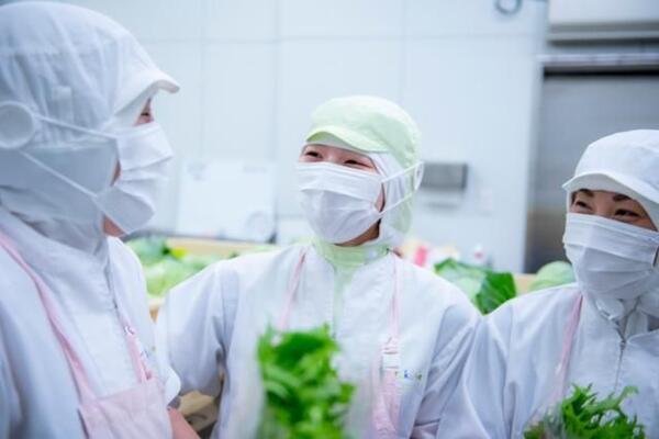 葉隠勇進(株)横浜市鶴見区元宮2丁目学校給食（厨房/洗浄スタッフ/パート）の調理補助求人の写真