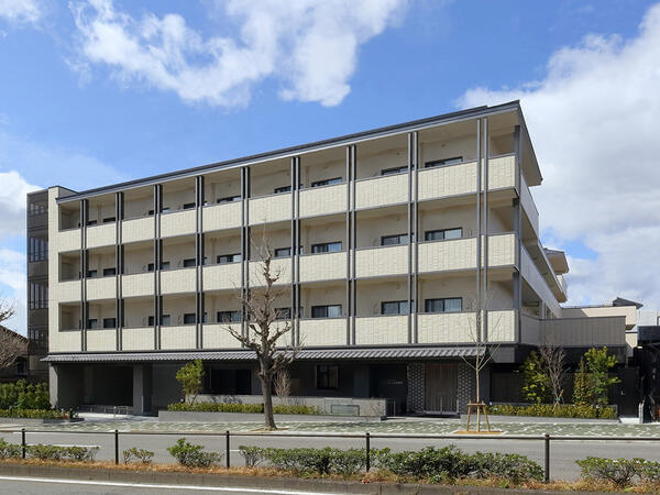 介護付有料老人ホーム チャームスイート京都紫野（週休3日も選択OK/正社員）の介護職求人メイン写真1