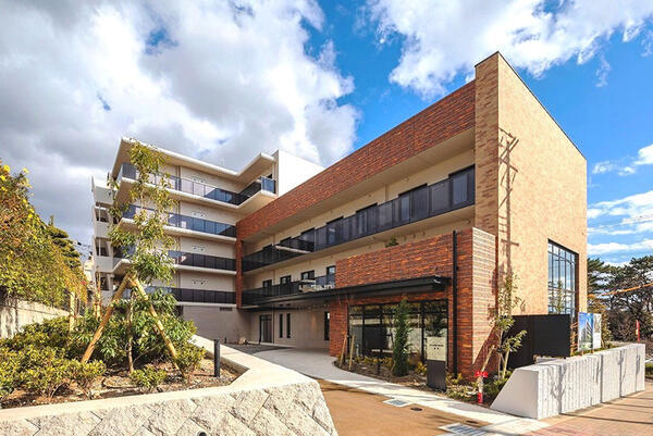 介護付有料老人ホーム チャームプレミア御影（週休3日も選択OK/正社員）の介護福祉士求人の写真