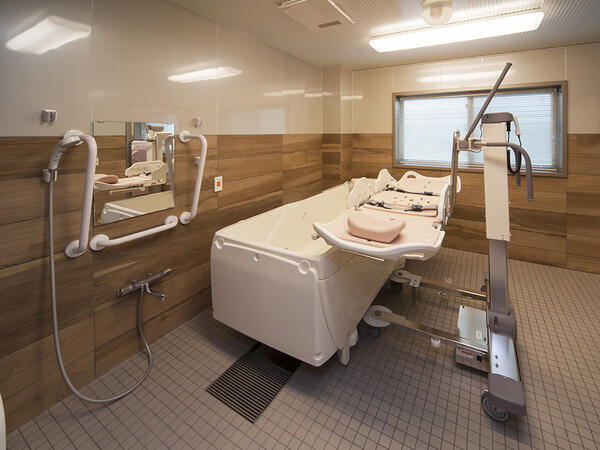 介護付有料老人ホーム チャームスイート仁川（週休3日も選択OK/正社員）の介護職求人メイン写真4