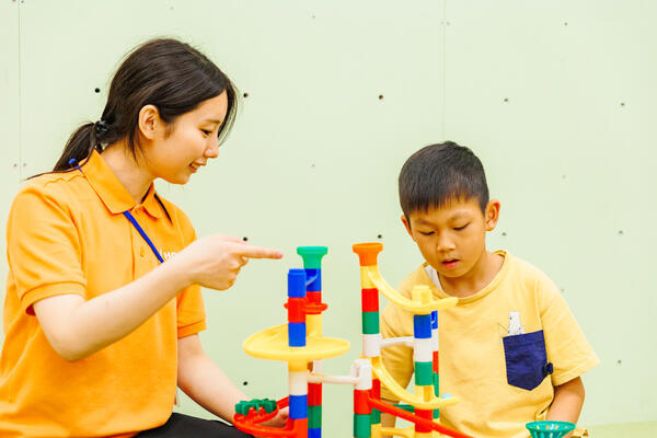 ホップステップ鶴見校 （児童指導員/常勤）の社会福祉士求人サブ写真1