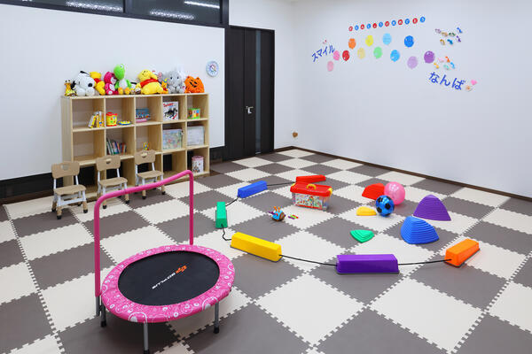 児童発達支援スマイルなんば店（常勤）の保育士求人メイン写真2