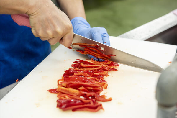 葉隠勇進(株) 尼崎市立潮小学校（パート） の調理補助求人の写真