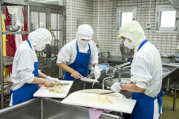 葉隠勇進(株) 糸島市立波多江小学校（厨房/調理スタッフ/パート）の栄養士求人の写真