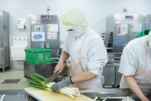 葉隠勇進(株)武雄市橘町の学校給食(厨房/パート)の調理師/調理員求人の写真