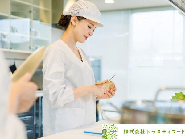 (株)トラスティフード 文京区白山の高校内学生食堂（厨房/正社員）の栄養士求人の写真