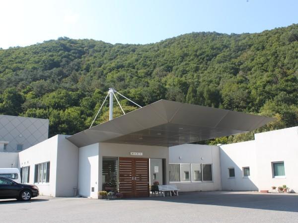 介護老人保健施設 湯花里苑（臨時職員/常勤）の介護福祉士求人メイン写真1